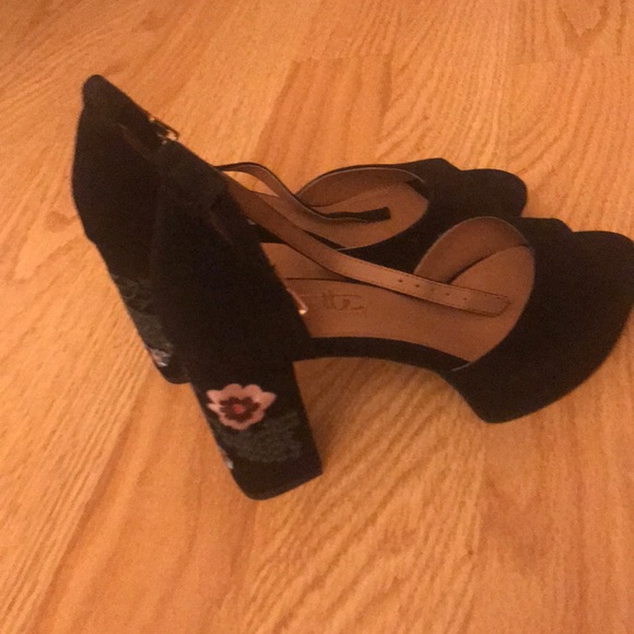 Shoes - Picture 3 of 6